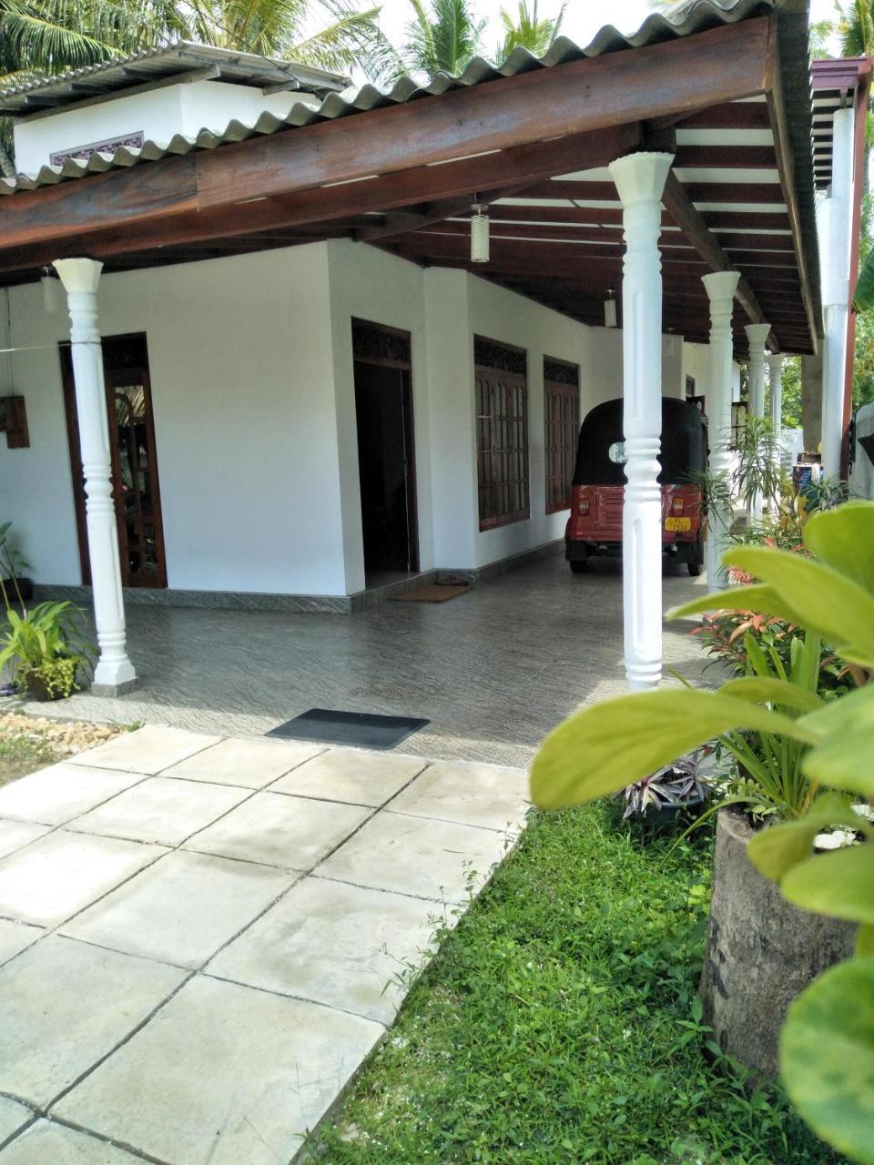Southern Beach Surf Lodge Ahangama Kültér fotó